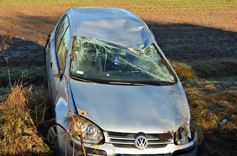 Wpadła w poślizg i dachowała w rowie zdjęcie nr 140595