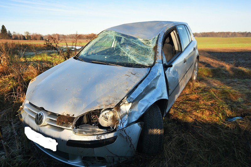 Wpadła w poślizg i dachowała w rowie zdjęcie nr 140591