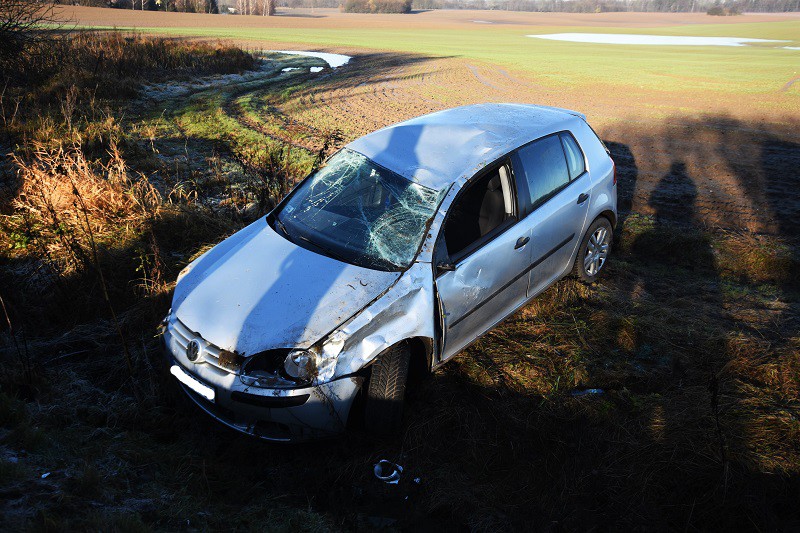 Wpadła w poślizg i dachowała w rowie zdjęcie nr 140587