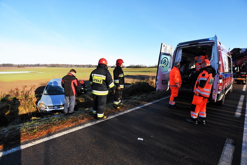 Wpadła w poślizg i dachowała w rowie zdjęcie nr 140585