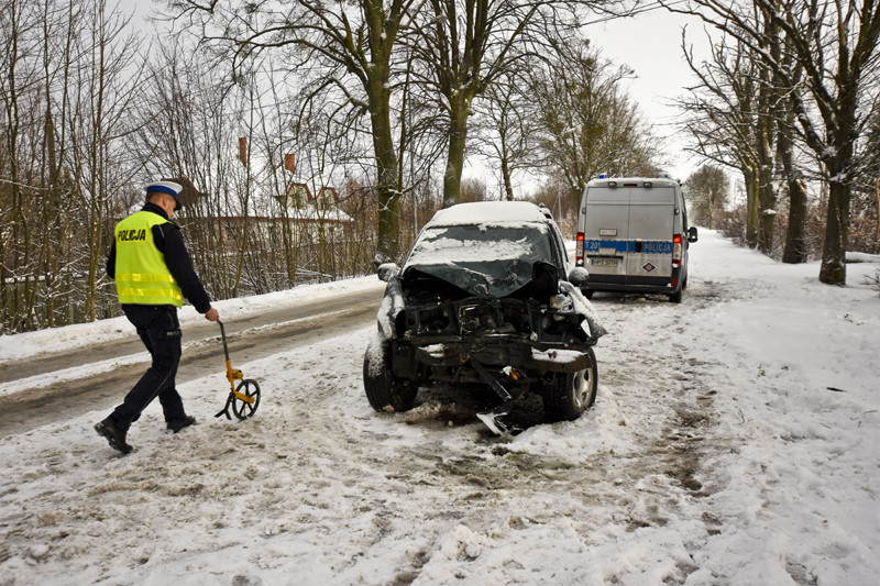 Wpadł w poślizg i uderzył w drzewo. Dwie osoby ranne zdjęcie nr 140811