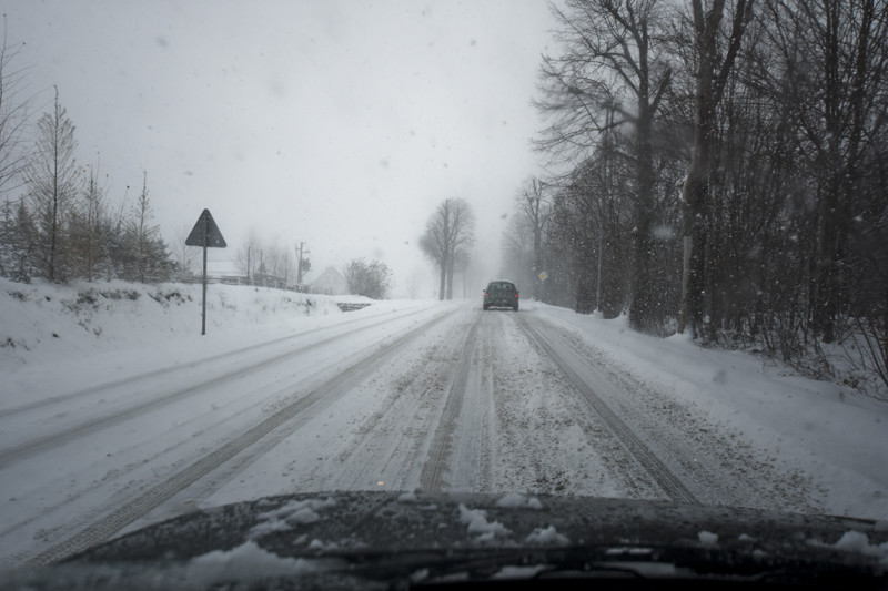 Elbląg Wpadł w poślizg i uderzył w drzewo. Dwie osoby ranne
