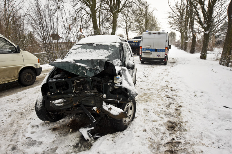 Wpadł w poślizg i uderzył w drzewo. Dwie osoby ranne zdjęcie nr 140805