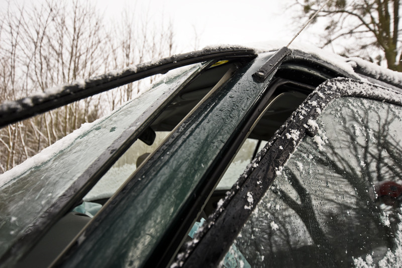 Wpadł w poślizg i uderzył w drzewo. Dwie osoby ranne zdjęcie nr 140806