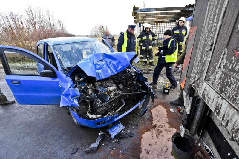 Uderzył w ciężarówkę, dwie osoby ranne zdjęcie nr 141299