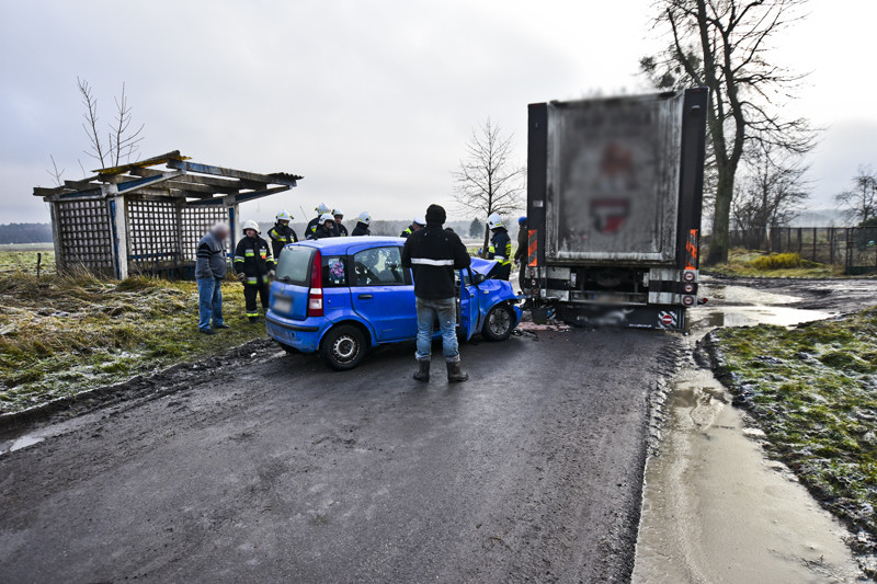 Uderzył w ciężarówkę, dwie osoby ranne zdjęcie nr 141300