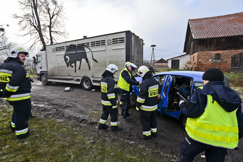 Uderzył w ciężarówkę, dwie osoby ranne zdjęcie nr 141298