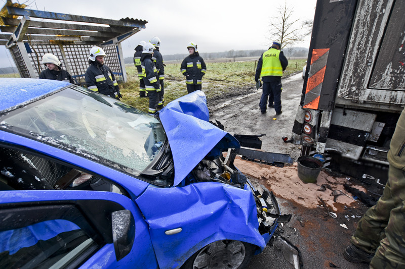 Uderzył w ciężarówkę, dwie osoby ranne zdjęcie nr 141297