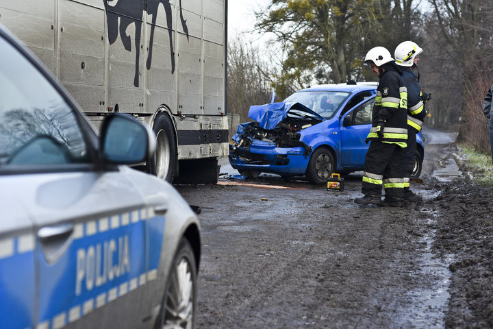 Uderzył w ciężarówkę, dwie osoby ranne zdjęcie nr 141304
