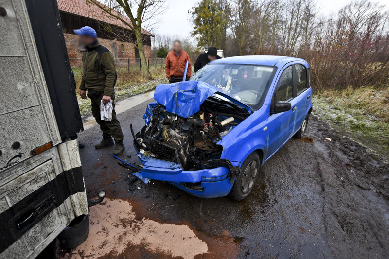 Uderzył w ciężarówkę, dwie osoby ranne zdjęcie nr 141296