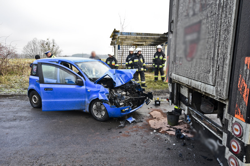 Uderzył w ciężarówkę, dwie osoby ranne zdjęcie nr 141301
