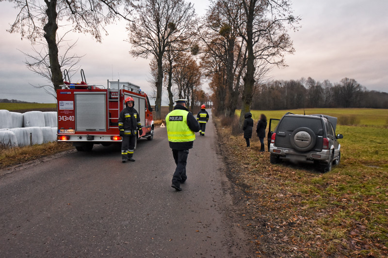 Chciał wyprzedzić, uderzył w drzewo zdjęcie nr 141422