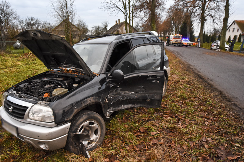Chciał wyprzedzić, uderzył w drzewo zdjęcie nr 141423