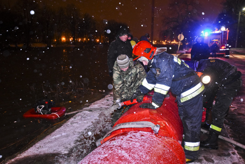 Woda cały czas się podnosi, służby stawiają zapory zdjęcie nr 142662