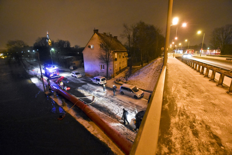 Woda cały czas się podnosi, służby stawiają zapory zdjęcie nr 142663