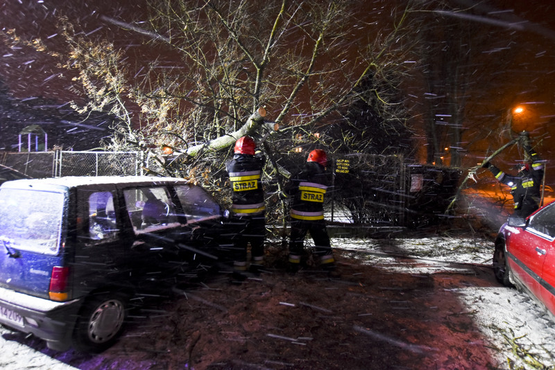 Woda cały czas się podnosi, służby stawiają zapory zdjęcie nr 142658