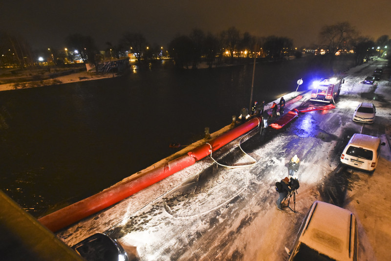 Woda cały czas się podnosi, służby stawiają zapory zdjęcie nr 142664