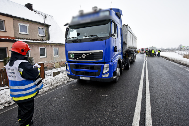Zderzenie dwóch ciężarówek i osobówki zdjęcie nr 143713
