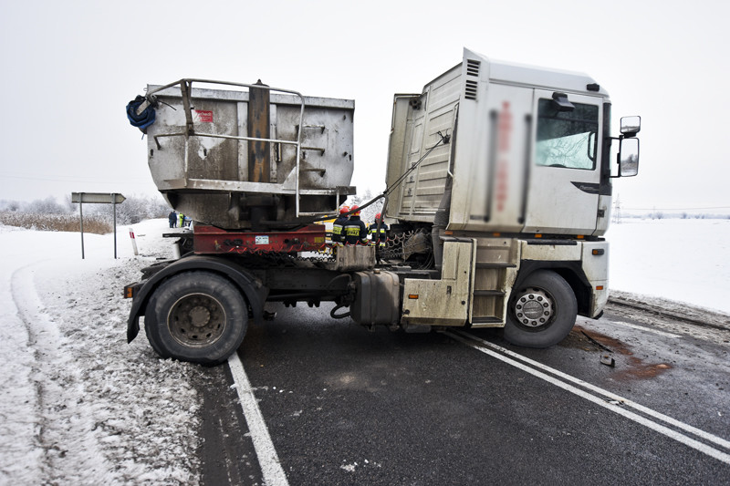 Zderzenie dwóch ciężarówek i osobówki zdjęcie nr 143718