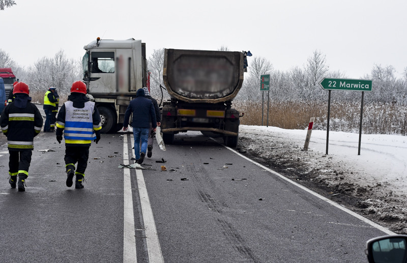 Zderzenie dwóch ciężarówek i osobówki zdjęcie nr 143728