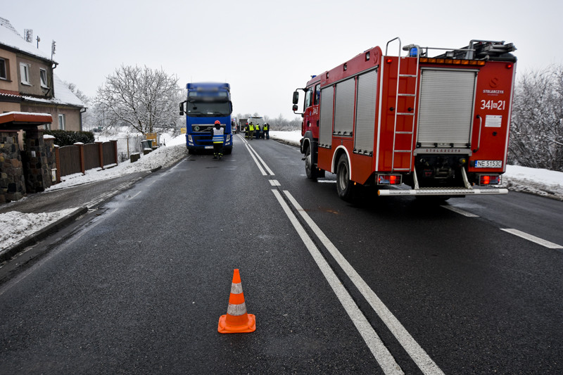 Zderzenie dwóch ciężarówek i osobówki zdjęcie nr 143712