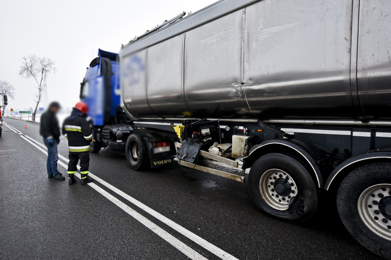 Zderzenie dwóch ciężarówek i osobówki zdjęcie nr 143725