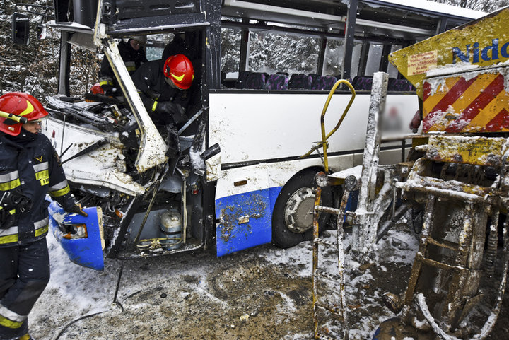 Pługopiaskarka uderzyła w autobus zdjęcie nr 145401