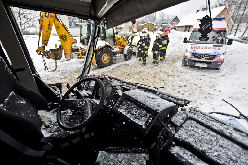 Pługopiaskarka uderzyła w autobus zdjęcie nr 145398