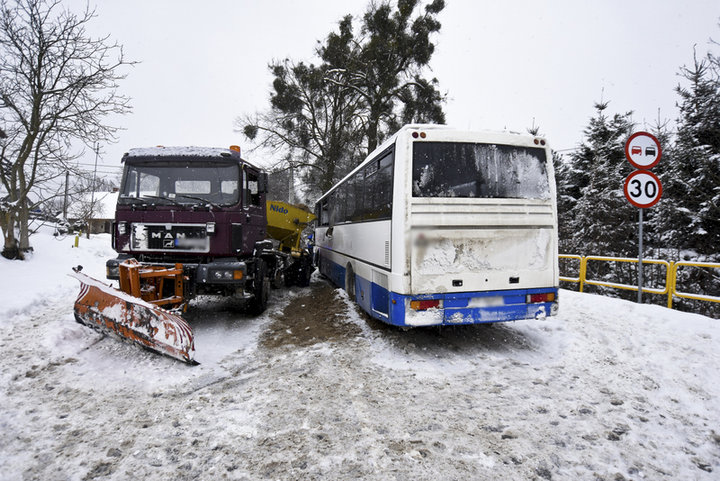 Pługopiaskarka uderzyła w autobus zdjęcie nr 145391