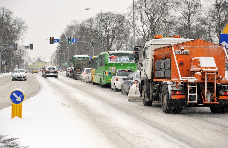 Tak od rana miasto walczy ze śniegiem zdjęcie nr 145434