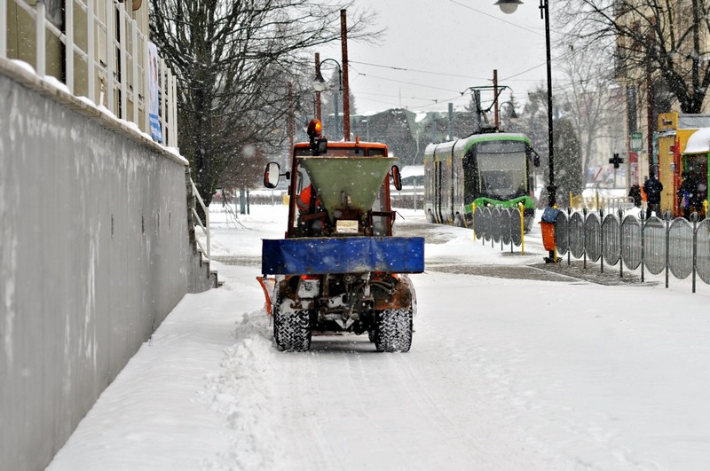 Tak od rana miasto walczy ze śniegiem zdjęcie nr 145440