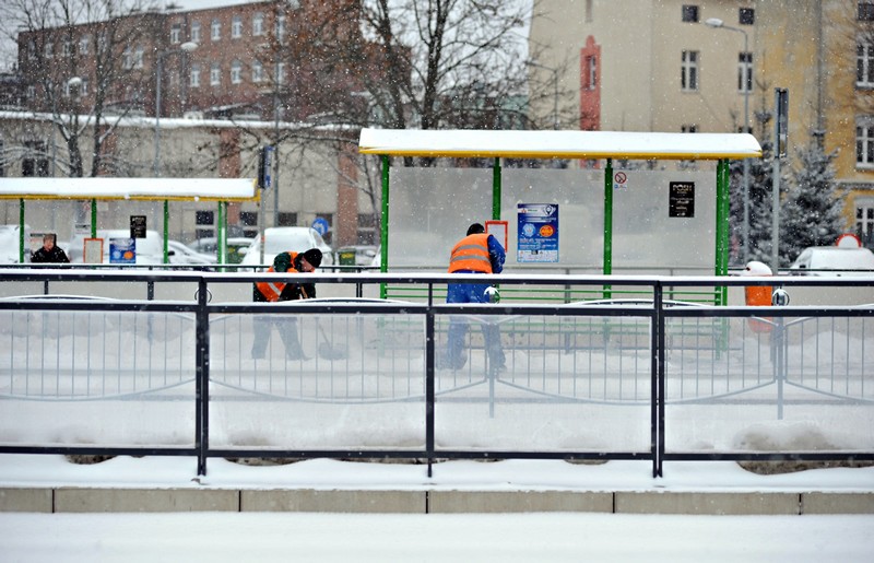 Tak od rana miasto walczy ze śniegiem zdjęcie nr 145428