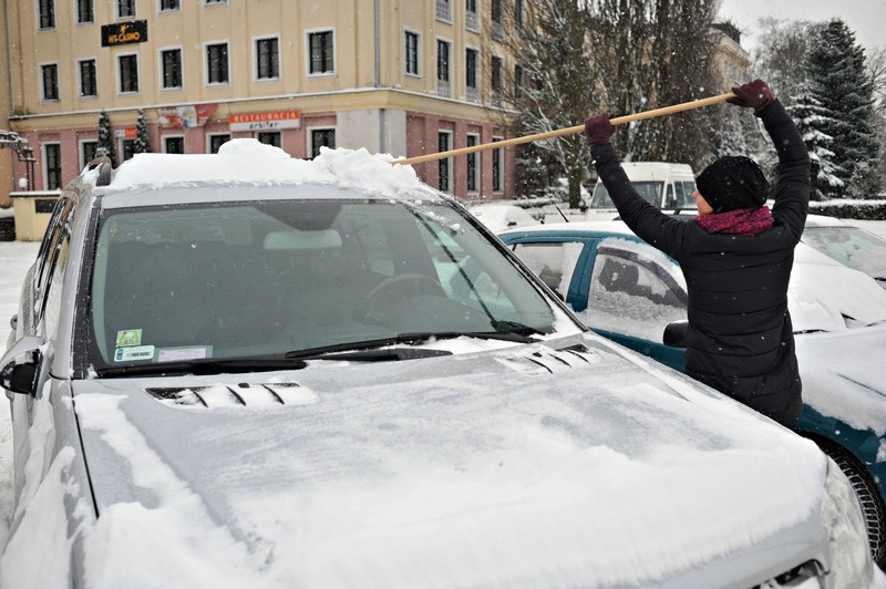 Tak od rana miasto walczy ze śniegiem zdjęcie nr 145436