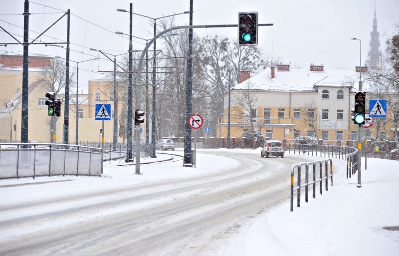 Tak od rana miasto walczy ze śniegiem zdjęcie nr 145430