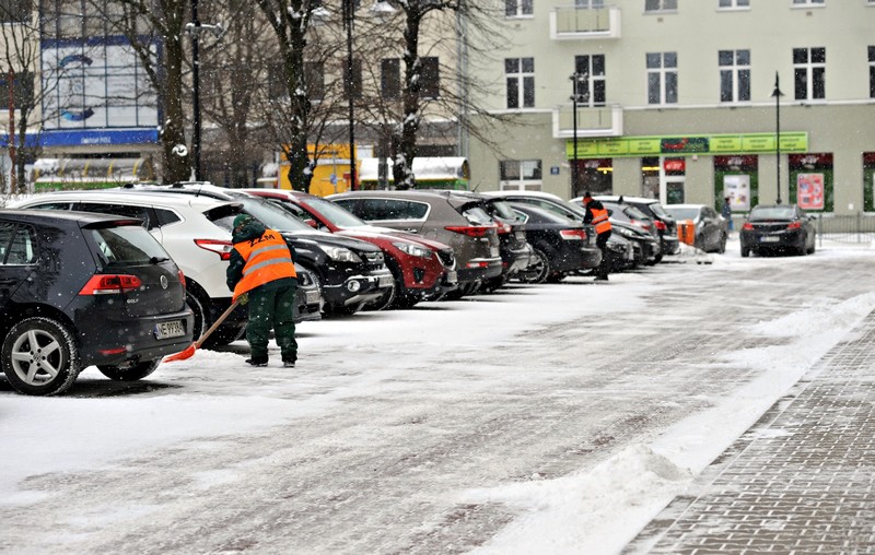 Tak od rana miasto walczy ze śniegiem zdjęcie nr 145442