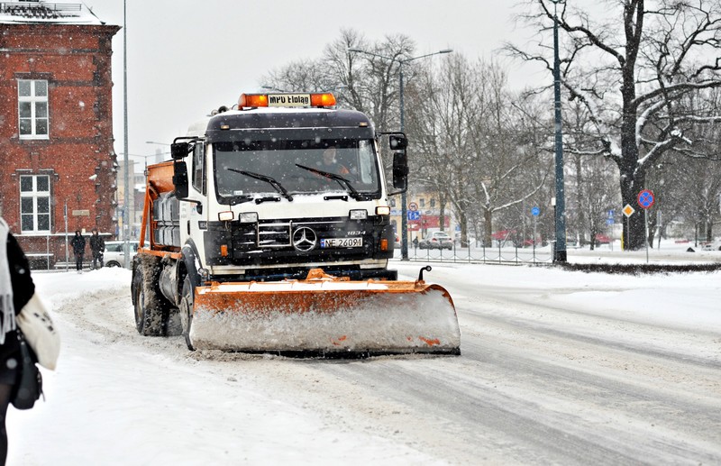 Tak od rana miasto walczy ze śniegiem zdjęcie nr 145433