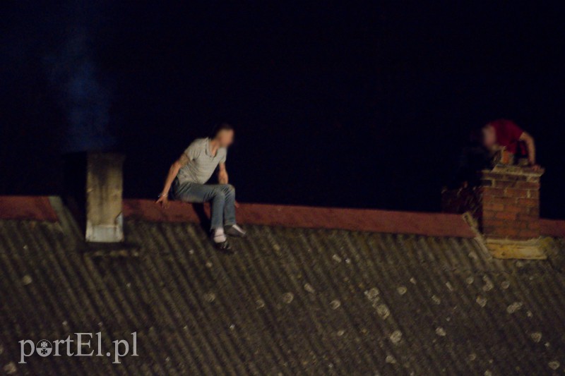 Poszukiwani uciekli na dach. Trwają negocjacje zdjęcie nr 145914