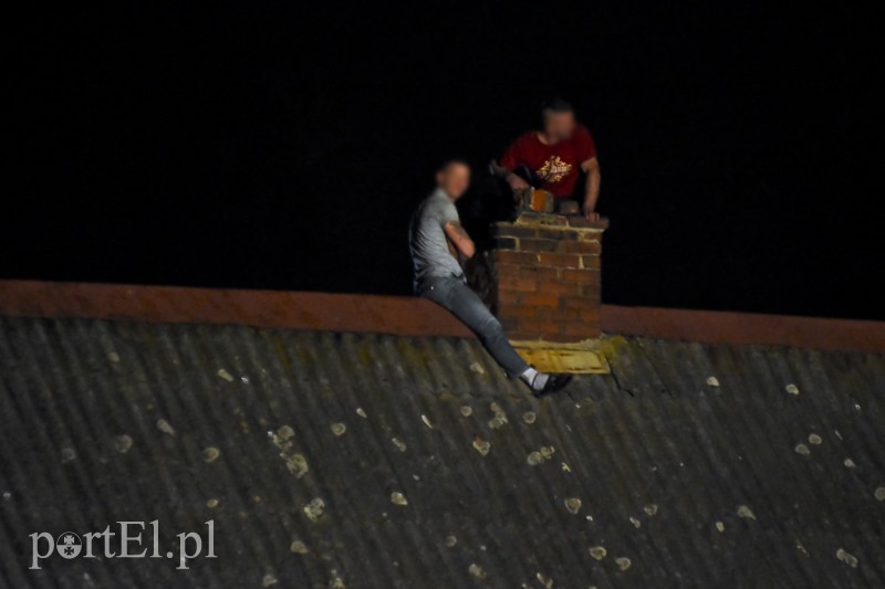 Poszukiwani uciekli na dach. Trwają negocjacje zdjęcie nr 145910