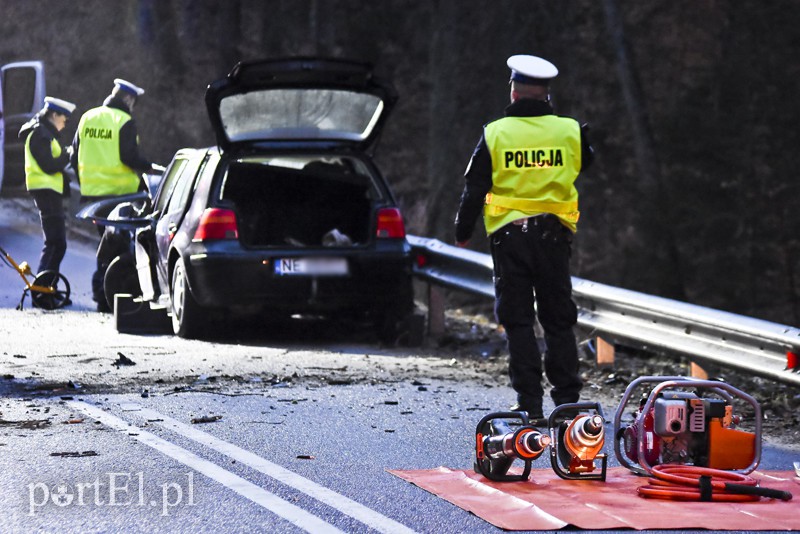 Kierowca golfa zginął na drodze do Tolkmicka zdjęcie nr 146948