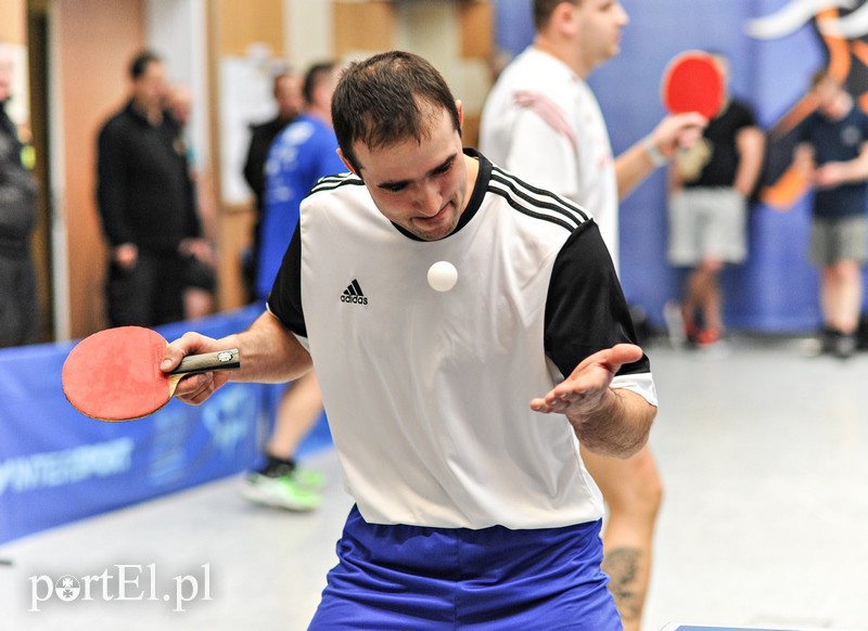 Mundurowi grają w ping- ponga zdjęcie nr 146983