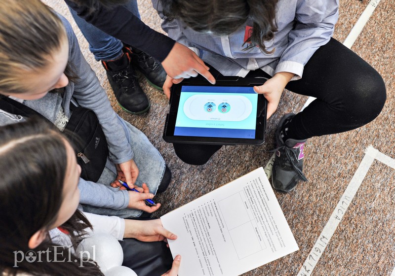 Dzieci programują roboty w bibliotece zdjęcie nr 148017