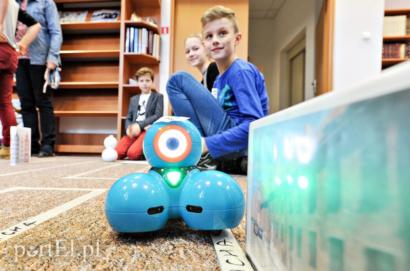 Dzieci programują roboty w bibliotece zdjęcie nr 148013