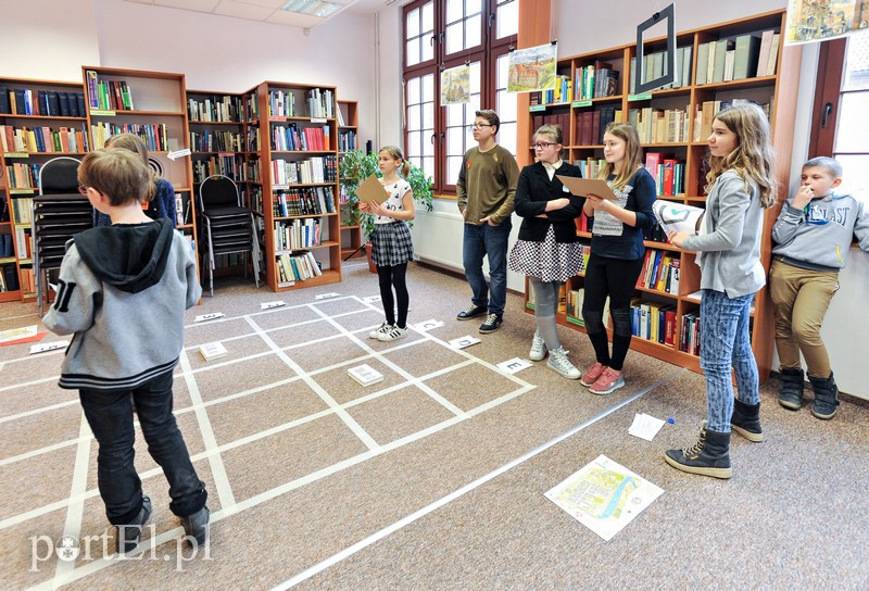 Dzieci programują roboty w bibliotece zdjęcie nr 148011