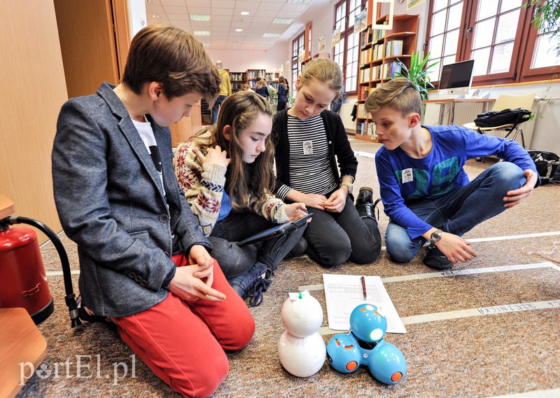 Dzieci programują roboty w bibliotece zdjęcie nr 148010