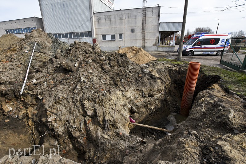 Wypadek na budowie, mężczyzna zasypany w wykopie zdjęcie nr 148188