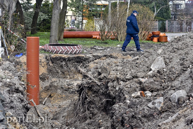 Wypadek na budowie, mężczyzna zasypany w wykopie zdjęcie nr 148195