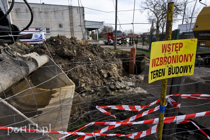 Wypadek na budowie, mężczyzna zasypany w wykopie zdjęcie nr 148187