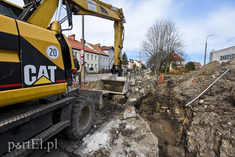 Wypadek na budowie, mężczyzna zasypany w wykopie zdjęcie nr 148193