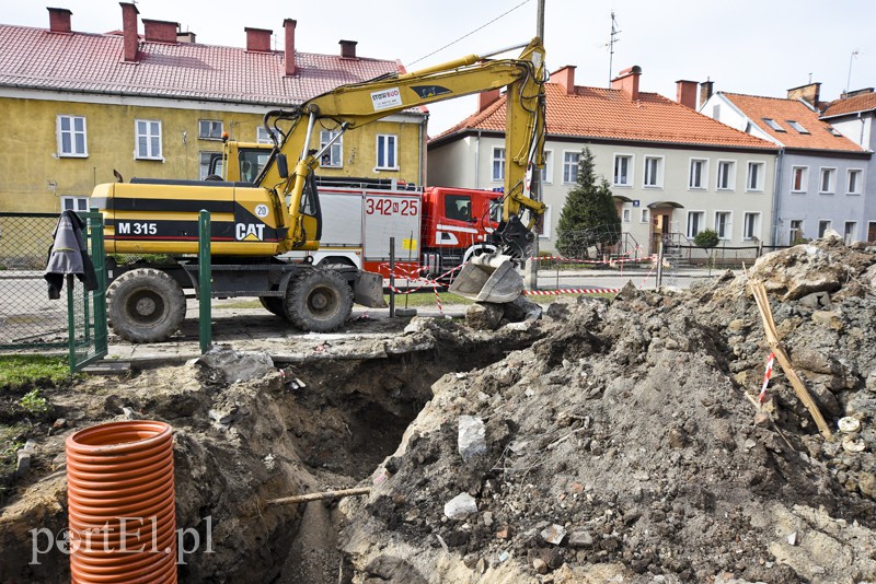 Wypadek na budowie, mężczyzna zasypany w wykopie zdjęcie nr 148192