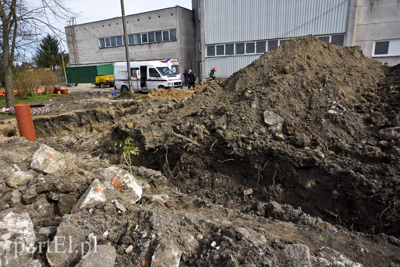 Wypadek na budowie, mężczyzna zasypany w wykopie zdjęcie nr 148186